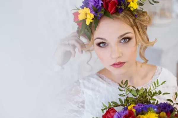 Живые яркие цветы в свадебном венке и в свадебном букете