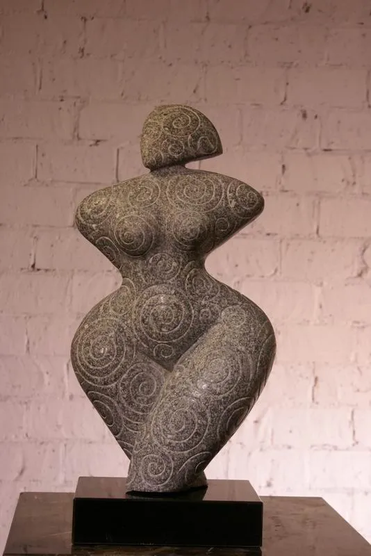 скульптура женщины из камня