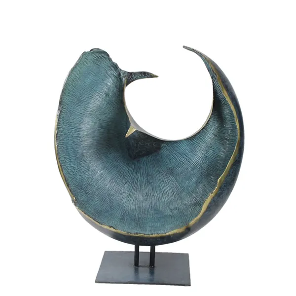абстрактная скульптура птицы из бронзы