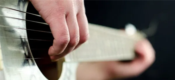Правильно расположенные руки на гитаре