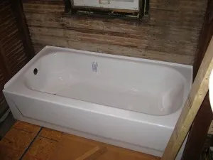 Установленная стальная ванна в интерьере
