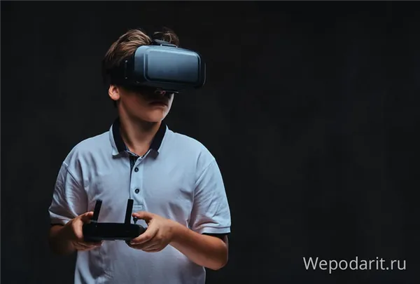 парень погружается в виртуальную реальность с помощью шлема