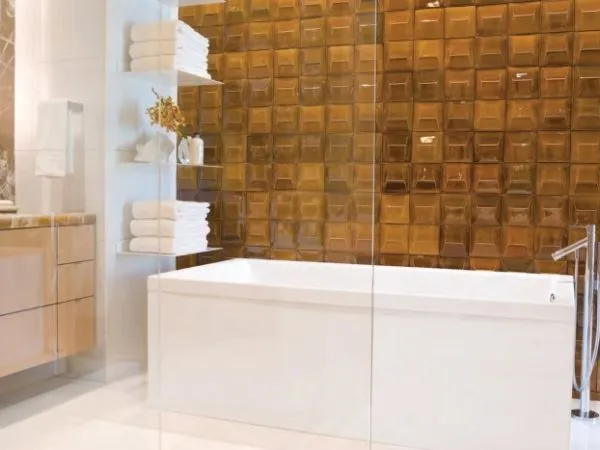 Коричневая плитка на стене в белой ванной