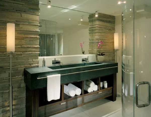 Ванная комната, оформленная камнем и деревом