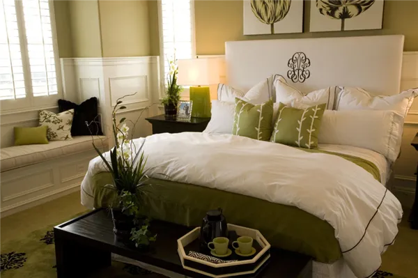 Для спальни подходят представители зеленых растений, без большого количества цветков