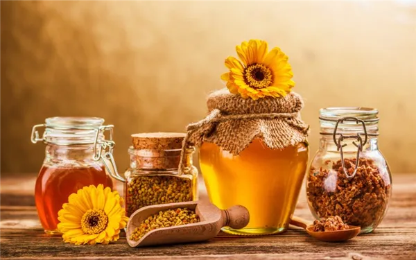 мед и пчелиные продукты в стеклянных банках