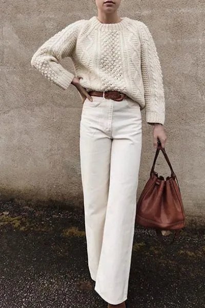 белый свитер оверсайз с белыми джинсами