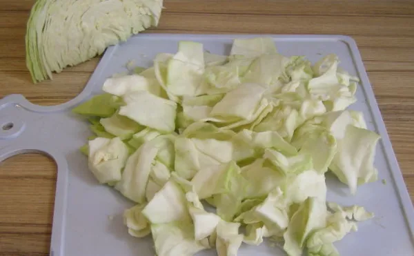 Как порезать капусту соломкой, квадратиками на борщ, салат, щи, для тушения, засолки ножом