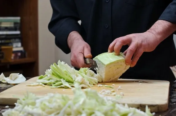 Как порезать капусту соломкой, квадратиками на борщ, салат, щи, для тушения, засолки ножом
