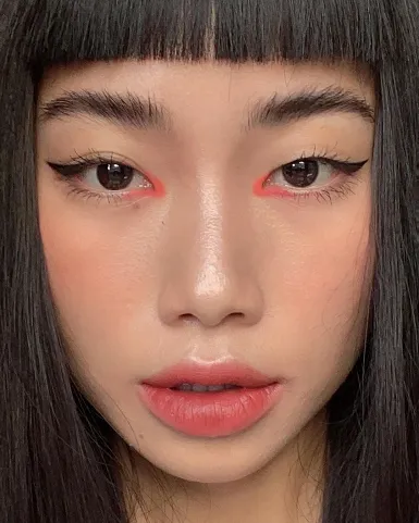 Корейский макияж с ярким акцентом во внутренних уголках глаз