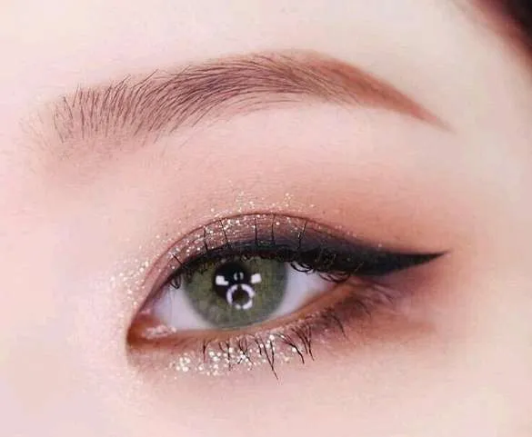 Корейский вариант макияжа глаз с направленной вниз стрелкой