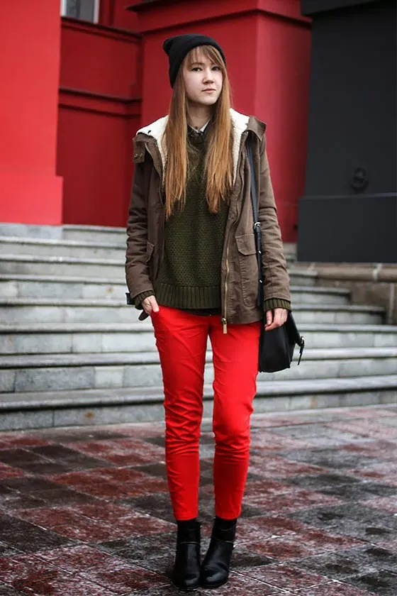 красные брюки, джинсы в сочетании с паркой, курткой