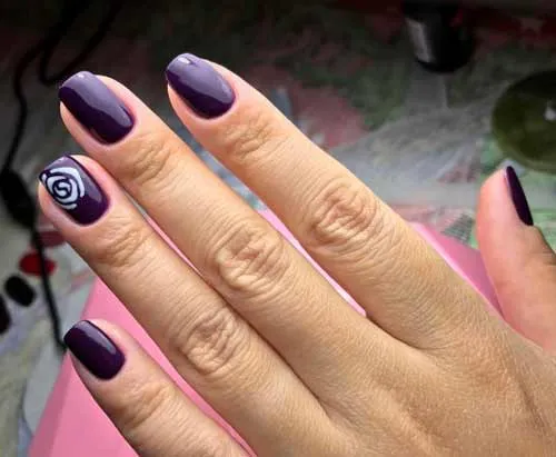Фиолетовое покрытие ногтей