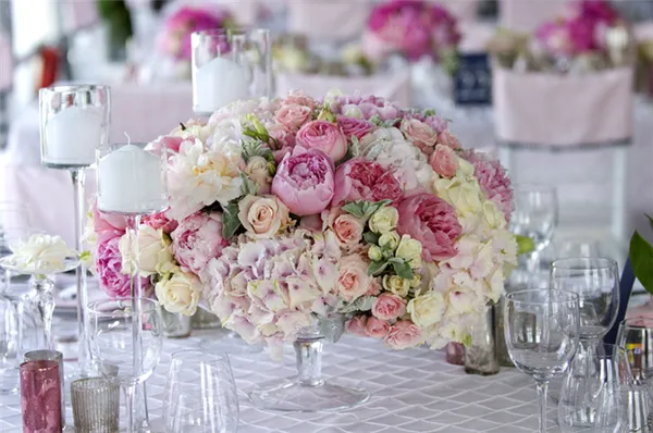 Для свадьбы в винтажном стиле обязательно потребуются пионы и розы, оформленные в пышные букеты