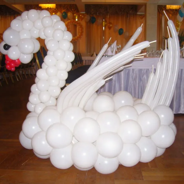 украшение из шаров в свадебный зал