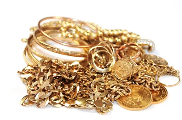 золото в виде серьги, монеты, кольца и цепь