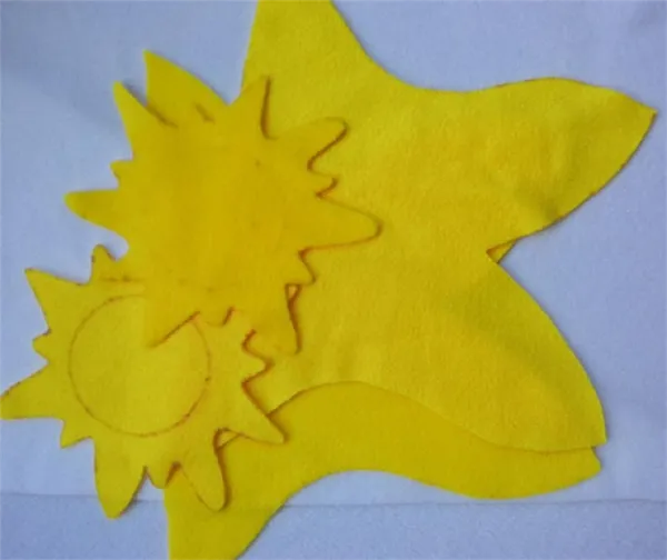 Этап пошива игрушки-солнца из ткани
