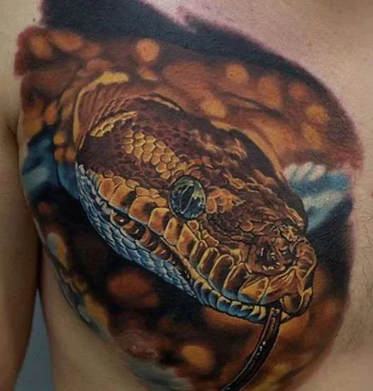 Татуировка с изображением змеи у парня