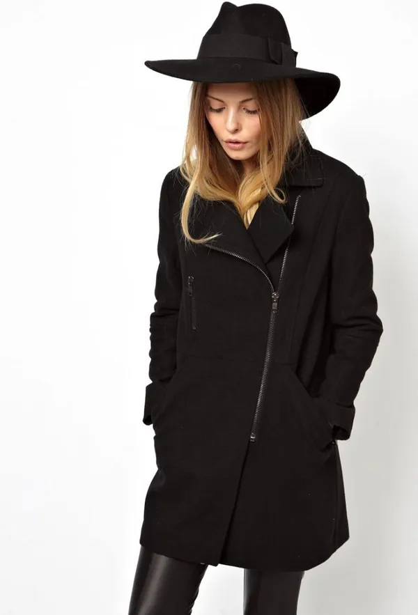 Черное пальто со шляпой