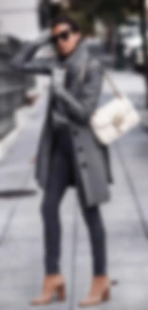 Девушка в длинном пальто и шапке