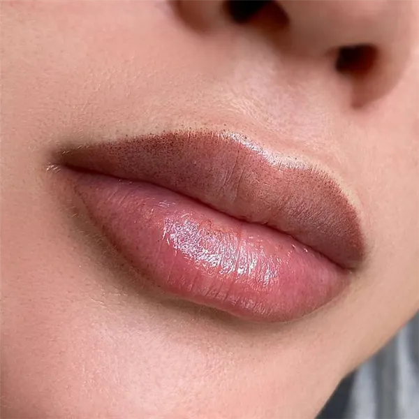 Перманентный макияж губ нюдовым цветом